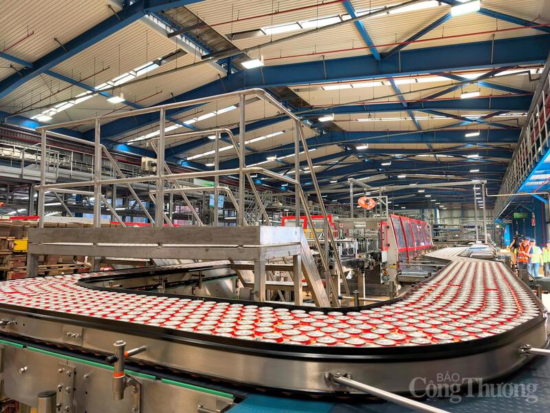 Dây chuyền sản xuất bia Bivina tại Nhà máy Heineken Việt Nam - Tiền Giang. Ảnh: Thừa Ngọc