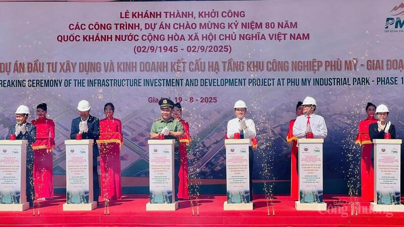 Lễ khởi công Dự án đầu tư xây dựng và kinh doanh kết cấu hạ tầng khu công công nghiệp Phù Mỹ - Giai đoạn 1, hồi tháng 8/2025. Ảnh: Hiền Mai