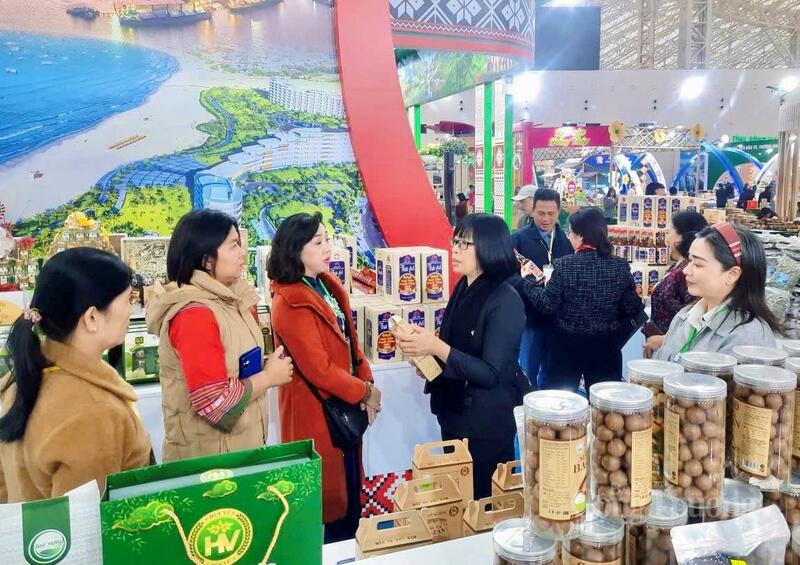 Phó Chủ tịch UBND tỉnh Gia Lai Nguyễn Thị Thanh Lịch (thứ 4 từ trái qua) tham quan gian hàng của tỉnh Gia Lai. Ảnh: Bích Thu