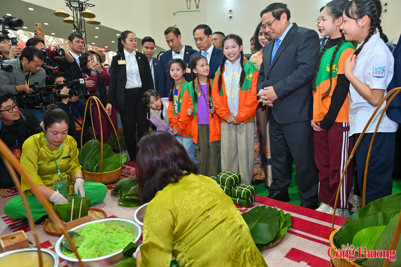 Thủ tướng Phạm Minh Chính  cùng các bạn nhỏ thăm quan và trải nghiệm gói bánh chưng Tết.