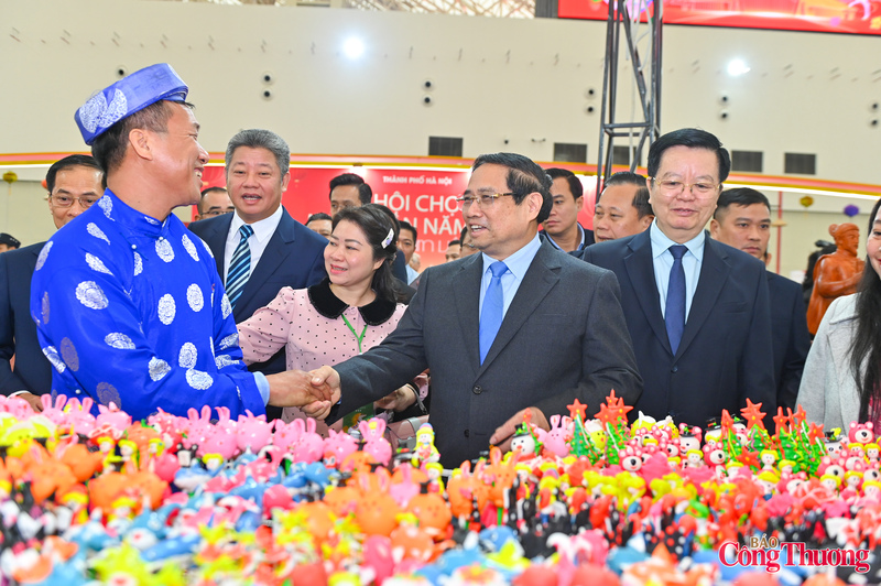 Các nghệ nhân tò he được Thủ tướng tới thăm và động viên.