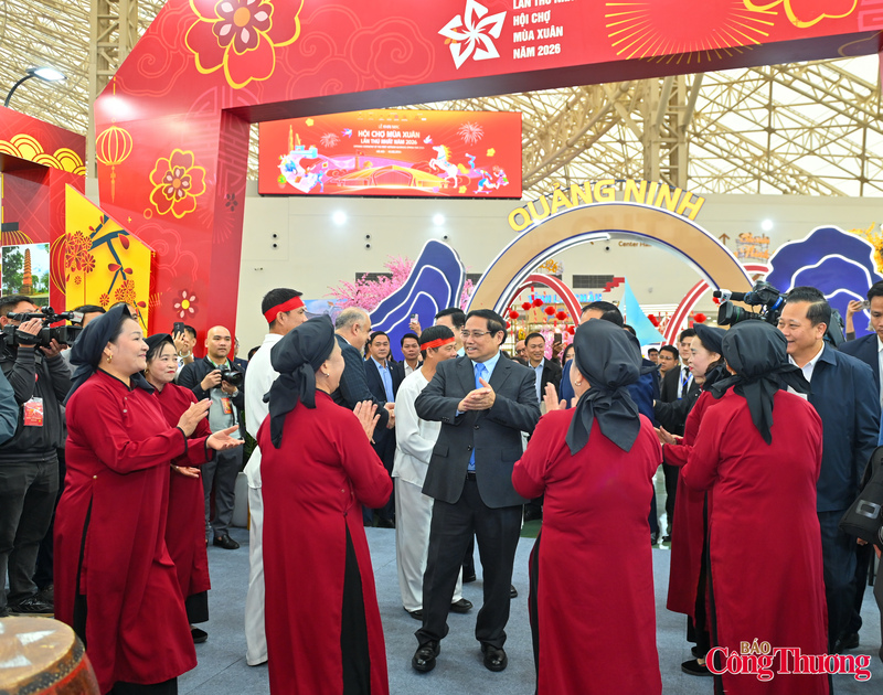 Đặc biệt, tại gian hàng tỉnh Phú Thọ, Thủ tướng đã tham gia không gian văn hóa và cùng các nghệ nhân biểu diễn hát xoan, di sản văn hóa phi vật thể tiêu biểu của địa phương.