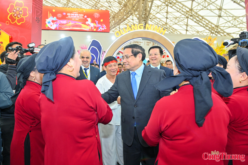 Hoạt động này không chỉ tạo không khí phấn khởi tại hội chợ mà còn góp phần tôn vinh, lan tỏa các giá trị văn hóa truyền thống gắn với phát triển du lịch và kinh tế địa phương.