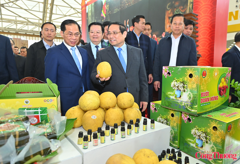 Thủ tướng khẳng định, Hội chợ Mùa Xuân là kênh xúc tiến thương mại quan trọng, đồng thời là dịp để các địa phương giới thiệu sản phẩm, quảng bá bản sắc văn hóa.