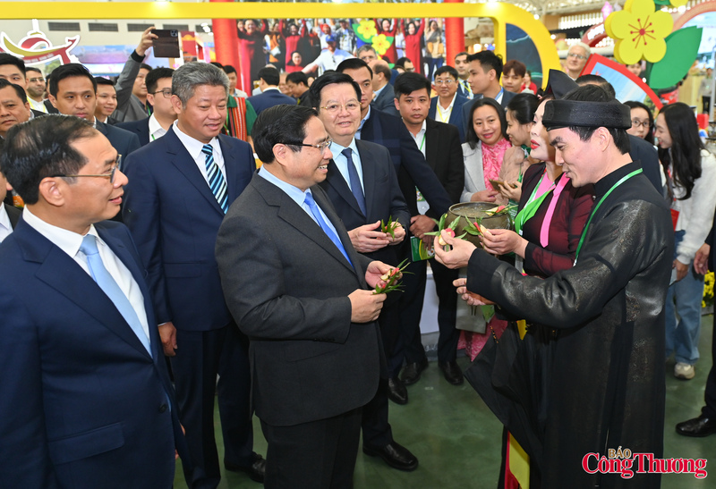 Các liền anh liền chị hát mời trầu Thủ tướng và các đại biểu.