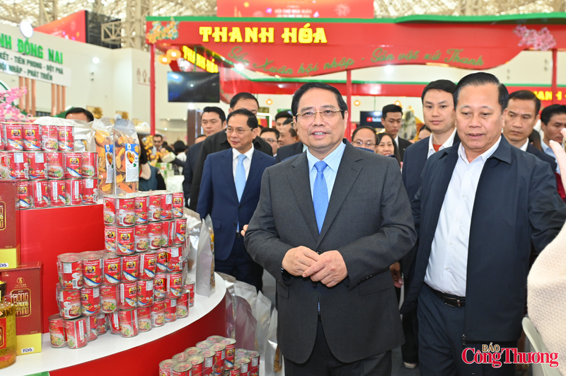Thăm gian hàng Thanh Hóa, Thủ tướng trực tiếp nghe giới thiệu về quy trình sản xuất, tiêu thụ và xây dựng thương hiệu của tỉnh.