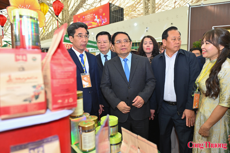 Thủ tướng thăm gian hàng trưng bày của Đà Nẵng.