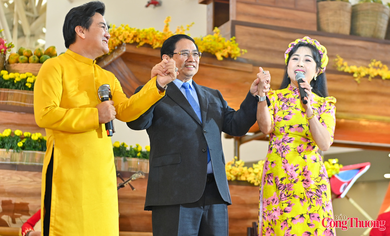 Thủ tướng động viên các nghệ sĩ.