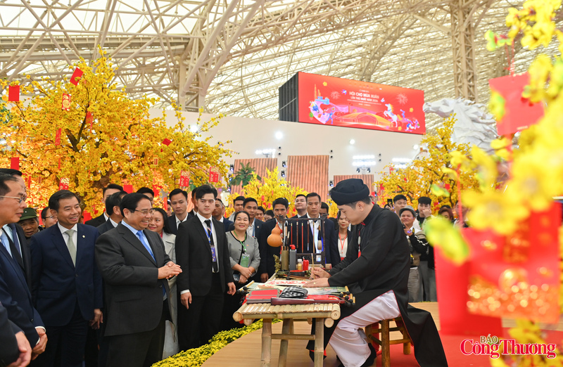 Thủ tưởng cùng các đại biểu thăm không gian Tết và xin chữ ông Đồ.