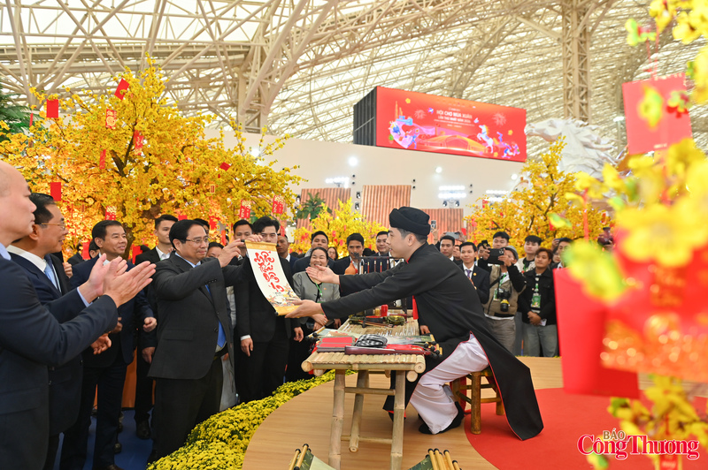 Dòng chữ "Quốc Thái Dân An" được ông đồ gửi đến Thủ tướng Chính phủ Phạm Minh Chính.