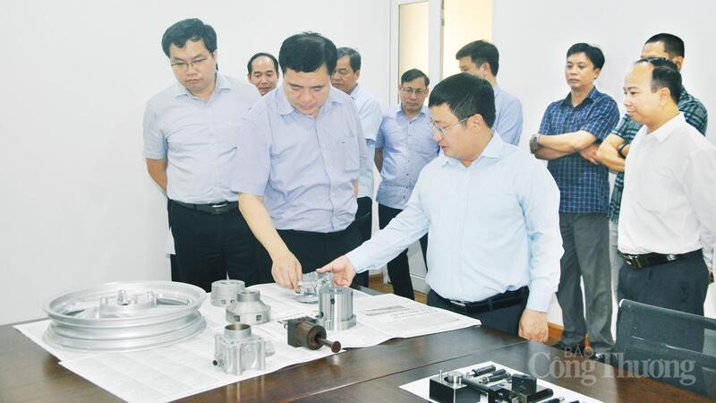 TS. Phan Đăng Phong, Viện trưởng Viện Nghiên cứu Cơ khí giới thiệu về những thành quả nghiên cứu của Viện với Đoàn công tác của Bộ Công Thương