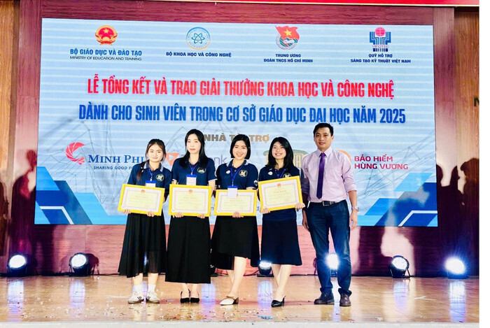 Sinh viên Nguyễn Thị Ngọc (đứng thứ 3 từ trái sang) cùng nhóm sinh viên đã giành giải Nhất, Giải thưởng sinh viên nghiên cứu khoa học cấp Bộ năm 2025. Ảnh NVCC