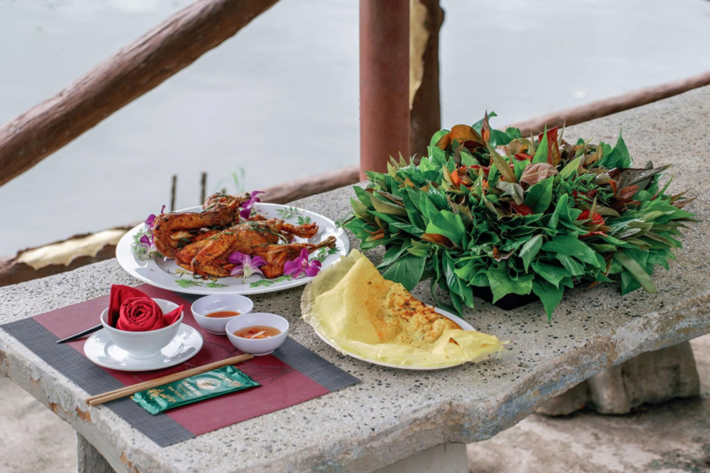 Bàn tiệc ấm áp, giản dị giữa không gian núi rừng