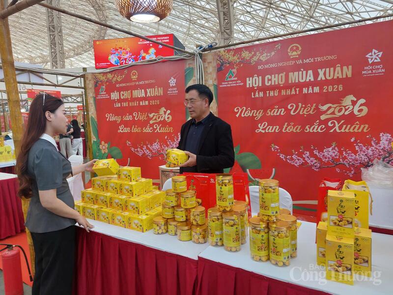 Sản phẩm trà hoa vàng Quy Hoa được người tiêu dùng tìm hiểu tại Hội chợ Mùa Xuân năm 2026