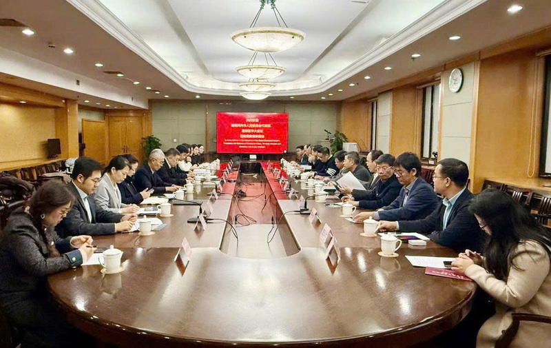 Đoàn công tác Thành phố Hà Nội làm việc với Ban Quản lý Khu đô thị vệ tinh Thông Châu. Ảnh: Hoàng Linh