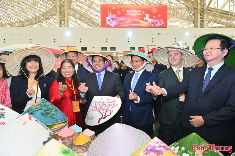 Thủ tướng thăm quan các gian hàng và động viên các doanh nghiệp