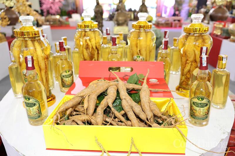 Sản phẩm rượu ngâm sâm Nam Núi Dành được giới thiệu tại hội chợ góp phần quảng bá đặc sản địa phương và phát triển sản phẩm truyền thống. Ảnh: Quỳnh Trang