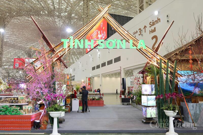 Sản vật của tỉnh Sơn La tại hội chợ thể hiện rõ lợi thế nông nghiệp vùng cao, với các sản phẩm đặc trưng gắn với vùng nguyên liệu và chuỗi giá trị nông sản. Ảnh: Quỳnh Trang