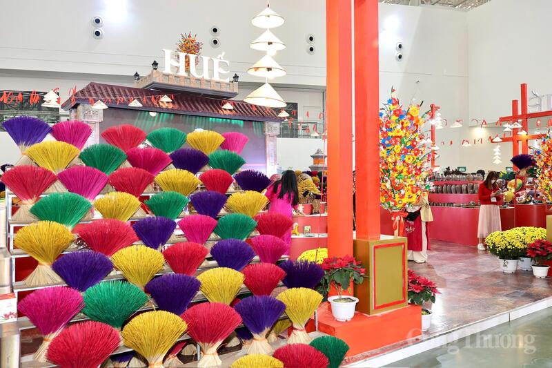 Gian hàng thành phố Huế mang đậm dấu ấn văn hóa cố đô, kết hợp giới thiệu đặc sản, sản phẩm truyền thống và giá trị di sản gắn với phát triển du lịch. Ảnh: Quỳnh Trang