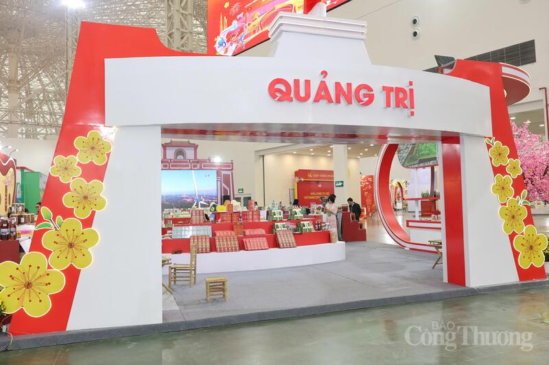 Gian hàng tỉnh Quảng Trị giới thiệu các sản phẩm đặc trưng gắn với lợi thế nông nghiệp và chế biến, phản ánh nỗ lực đưa sản vật địa phương tiếp cận thị trường rộng lớn hơn. Ảnh: Quỳnh Trang