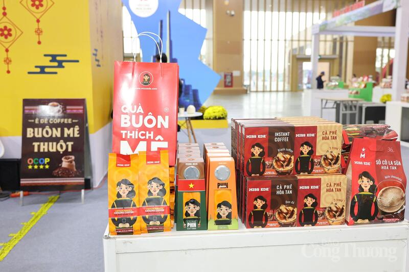 Nhiều sản phẩm đặc trưng vùng miền thu hút sự quan tâm và lựa chọn của khách tham quan. Ảnh: Quỳnh Trang