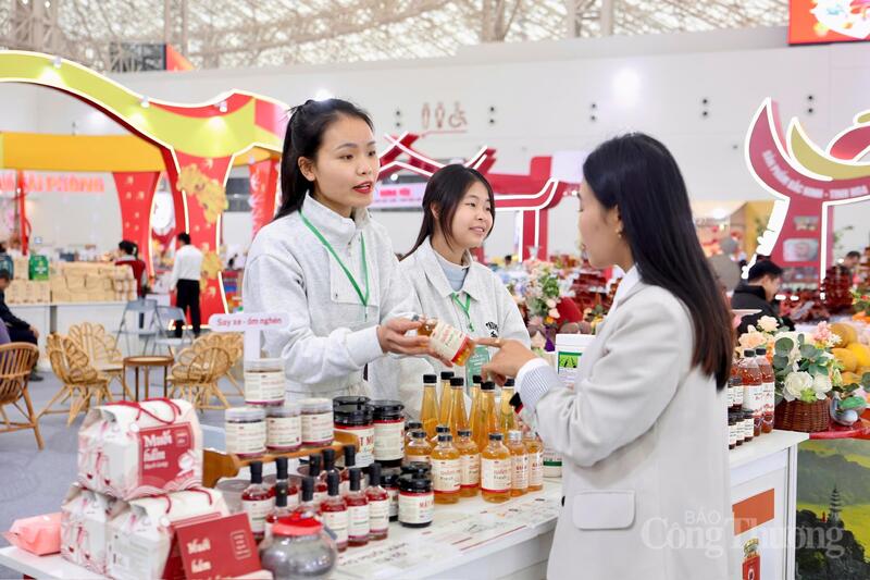 Người dân và du khách tham quan, tìm hiểu sản vật bốn phương trong không khí xuân rộn ràng. Ảnh: Quỳnh Trang