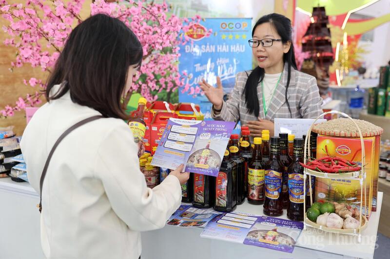 Đại diện các địa phương giới thiệu sản phẩm, kết nối với người tiêu dùng và đối tác tại hội chợ. Ảnh: Quỳnh Trang