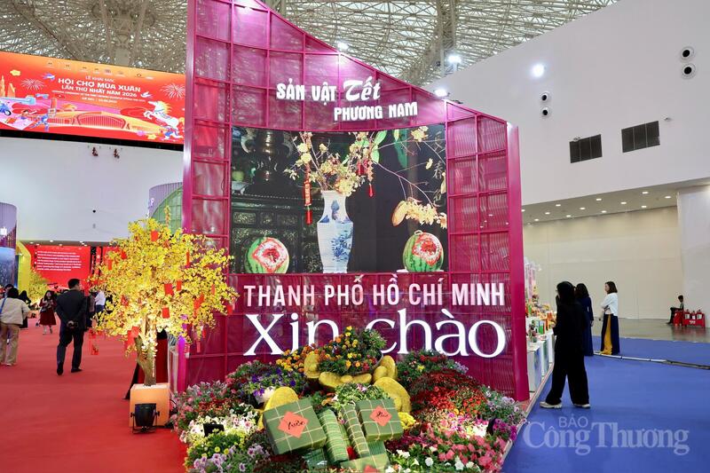 Sắc xuân hiện diện trong cách bài trí, thiết kế gian hàng của các tỉnh, thành phố. Ảnh: Quỳnh Trang