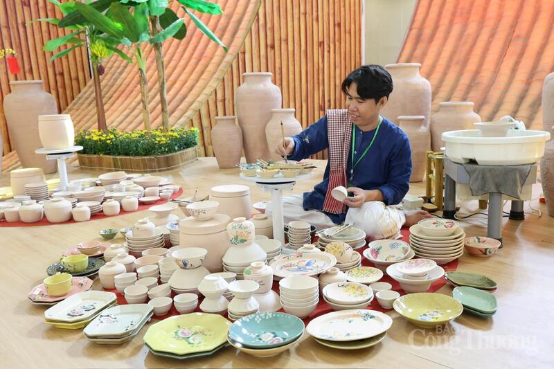 Gian hàng các tỉnh khu vực phía Bắc giới thiệu đặc sản vùng miền, sản phẩm làng nghề và nông sản đặc trưng gắn với không gian văn hóa truyền thống. Ảnh: Quỳnh Trang