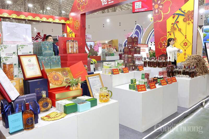 Các sản phẩm OCOP được trưng bày tại hội chợ phản ánh thế mạnh sản xuất của từng địa phương, góp phần nâng cao giá trị nông sản, đặc sản vùng miền và mở rộng cơ hội kết nối thị trường. Ảnh: Quỳnh Trang