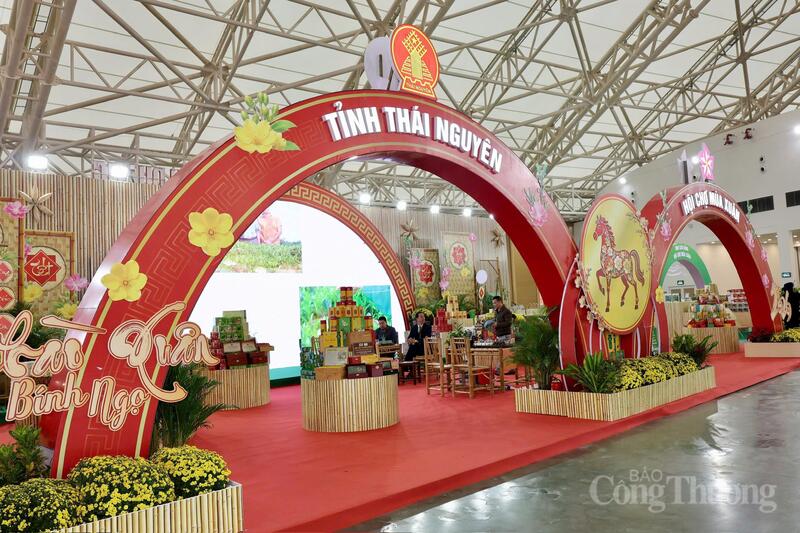 Gian hàng tỉnh Thái Nguyên nổi bật với các sản phẩm đặc trưng, trong đó có những mặt hàng gắn với vùng nguyên liệu và truyền thống sản xuất lâu đời của địa phương. Ảnh: Quỳnh Trang