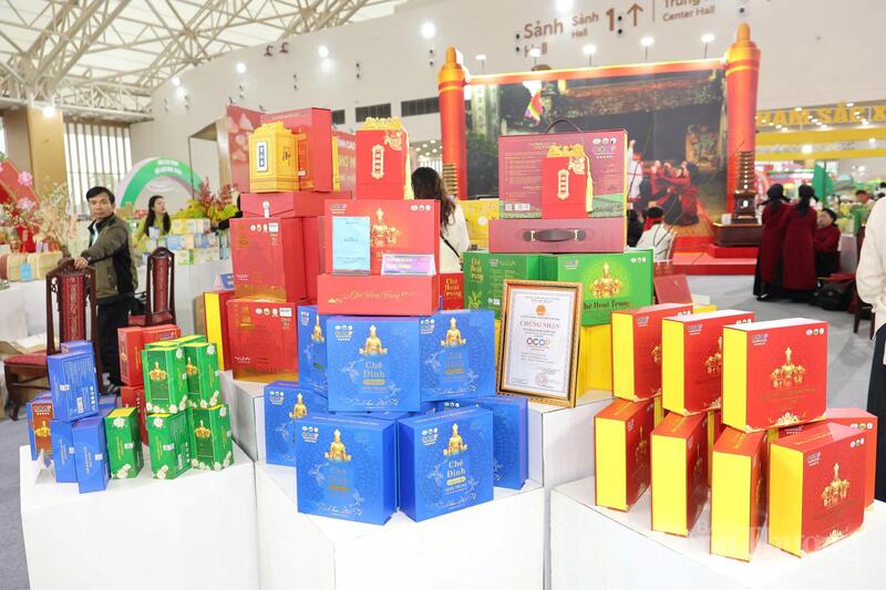 Chè đinh cao cấp được chế biến từ những búp chè non tuyển chọn, nổi bật với hương cốm tự nhiên, vị đậm và hậu ngọt, phục vụ phân khúc quà biếu và tiêu dùng cao cấp dịp Tết. Ảnh: Quỳnh Trang