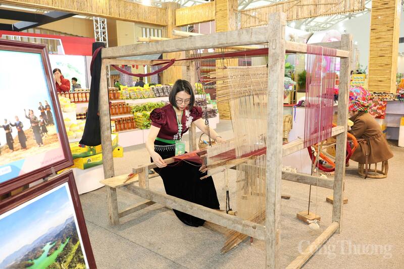 Trình diễn dệt thổ cẩm truyền thống góp phần quảng bá giá trị văn hóa bản địa gắn với phát triển sản phẩm thủ công và du lịch địa phương. Ảnh: Quỳnh Trang