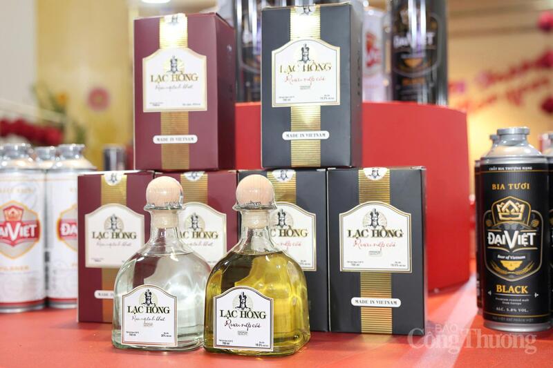 Sản phẩm rượu Lạc Hồng được giới thiệu tại hội chợ, thể hiện giá trị của nghề thủ công truyền thống gắn với nguyên liệu bản địa và văn hóa ẩm thực vùng miền. Ảnh: Quỳnh Trang