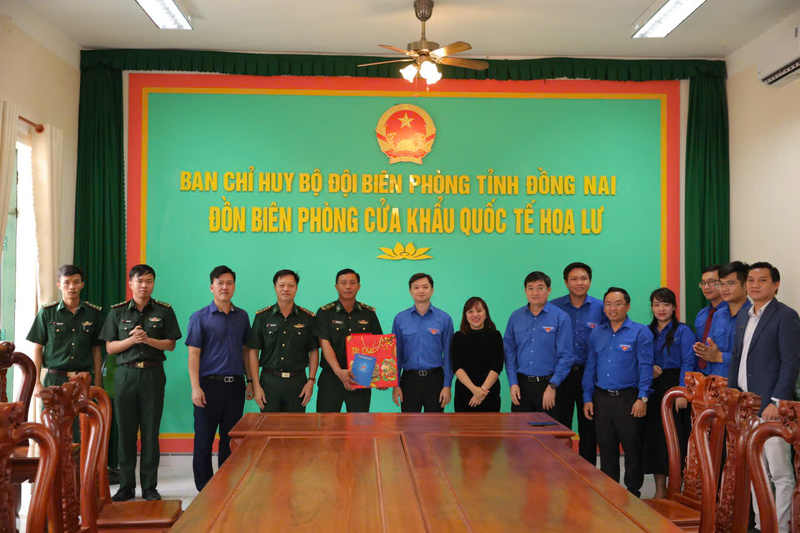 Đồng chí Nguyễn Minh Triết, Ủy viên dự khuyết Trung ương Đảng, Bí thư Thường trực Trung ương Đoàn, cùng đoàn công tác và đại diện Amway Việt Nam thăm, chúc Tết cán bộ, chiến sĩ Đồn biên phòng Cửa khẩu Quốc tế Hoa Lư. Ảnh: Trương Hiện