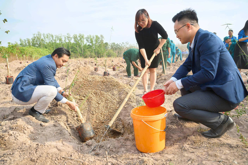 Lãnh đạo Amway tham gia trồng tre trong chương trình “Lũy tre biên giới” tại tỉnh Đồng Nai