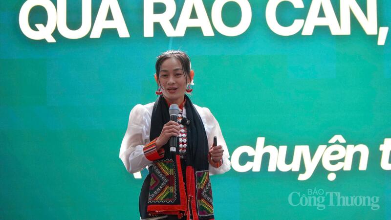 Bà Nguyễn Thị Bích Hồng, chủ một hộ kinh doanh với mô hình thương mại điện tử tương đối thành công chia sẻ tại diễn đàn. Ảnh: Minh Trang