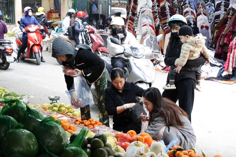 Chùm ảnh: Thị trường hàng hóa sôi động ngày rằm tháng Chạp - 2