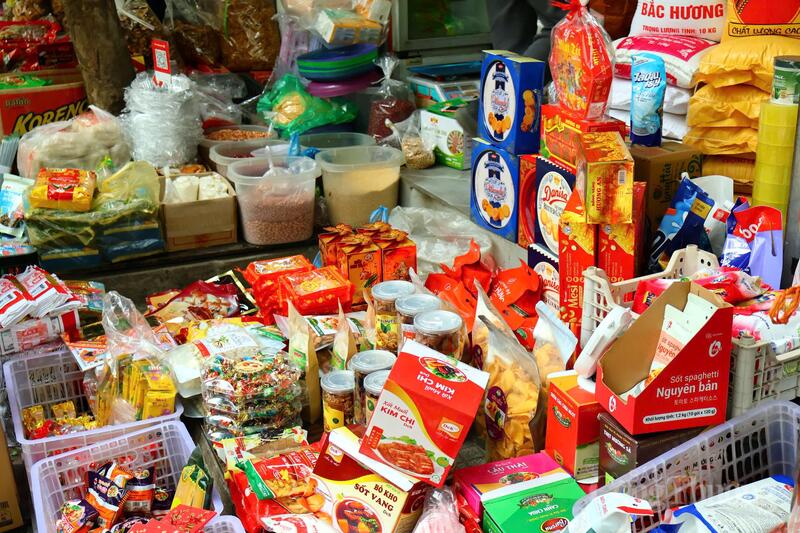 Phân khúc bánh kẹo và các loại mứt, hoa quả sấy có mức giá trải dài từ 20.000 - 150.000 đồng/gói, phù hợp với túi tiền của đại đa số người tiêu dùng.