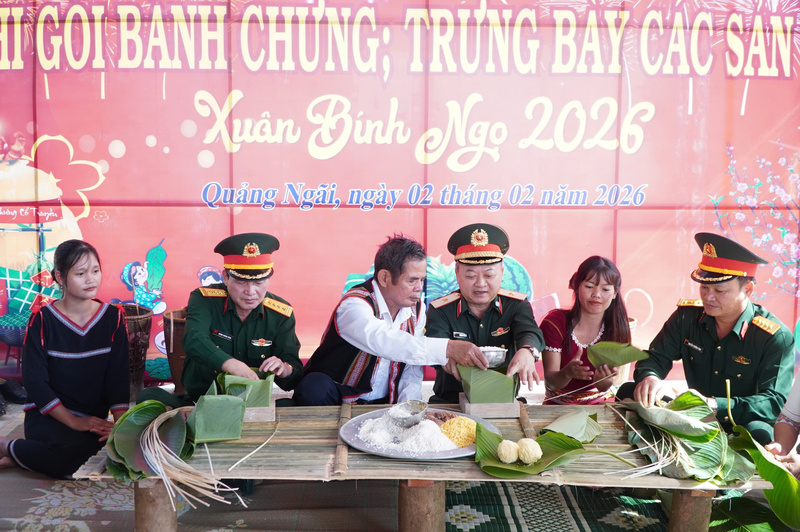 Binh đoàn 15 cùng người dân nơi biên giới gói bánh chưng đón Tết. Ảnh: Binh đoàn 15.