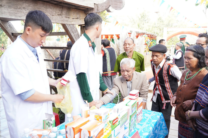 Ngoài ra, Binh đoàn 15 còn tổ chức nhiều hoạt động ý nghĩa khác giúp bà con nơi đây đón Tết đầm ấm. Ảnh: Binh đoàn 15