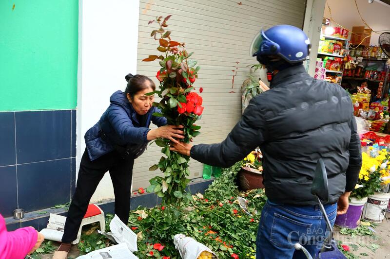 Trong khi đó, mặt hàng hoa tươi trang trí như hoa thược dược, hoa hồng, hoa cúc có giá bán dao động từ 20.000 - 35.000 đồng/bó.