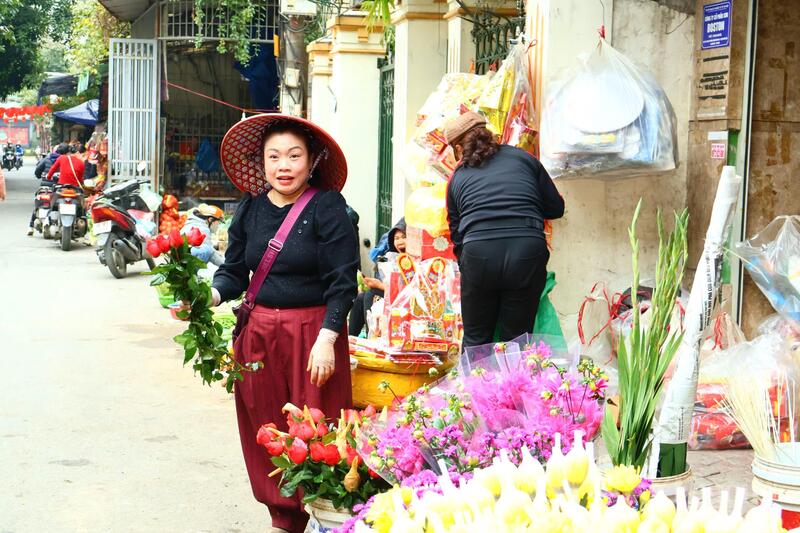 Bà Nguyễn Thị Liên, tiểu thương có thâm niên 20 năm tại chợ dân sinh cho biết: "Ngày rằm tháng Chạp năm nay người dân đi mua sắm từ rất sớm. Sức mua đối với các mặt hàng đồ lễ và hoa tươi tăng khoảng 30% so với năm trước".