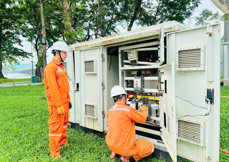 Kiểm tra các trạm biến áp quan trọng, phục vụ công tác an ninh chính trị, vui xuân của người dân. Ảnh: Nguyễn Tuấn