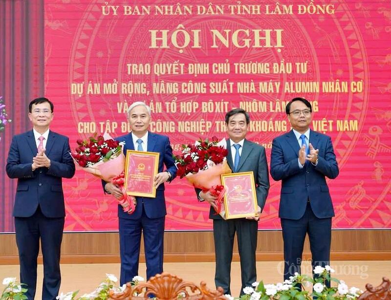 Ông Hồ Văn Mười (bìa trái), Ủy viên Ban Chấp hành Trung ương Đảng, Chủ tịch UBND tỉnh Lâm Đồng và đồng chí Đặng Hồng Sỹ (bìa phải), Phó Bí thư Thường trực Tỉnh ủy Lâm Đồng trao Quyết định cho Tập đoàn Than - Khoáng sản Việt Nam. Ảnh: Minh An