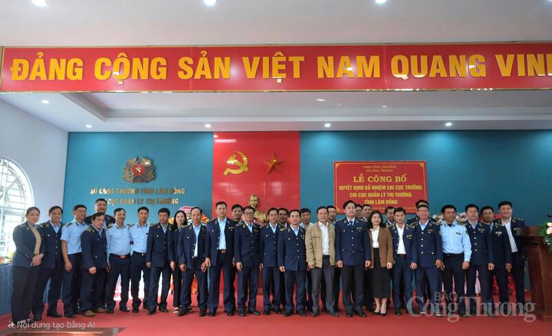 Các đại biểu chụp ảnh lưu niệm. Ảnh: Lê Sơn