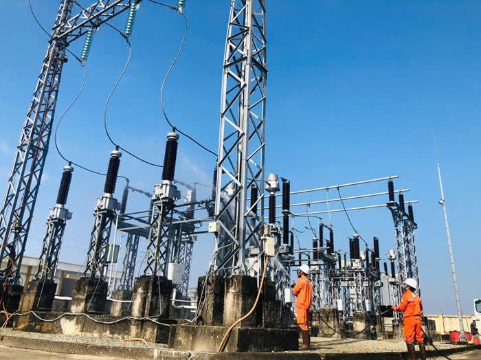 Thực hiện vệ sinh hotline Trạm biến áp 110kV. Ảnh: D. Huyền