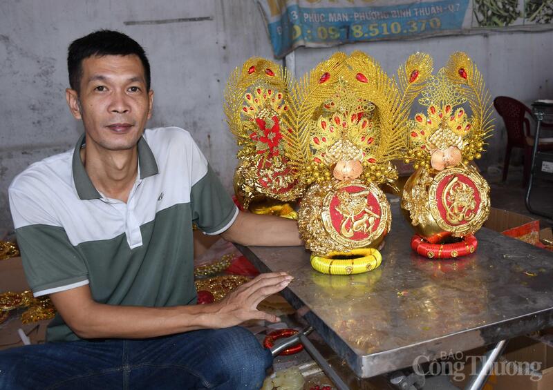 Anh Nguyễn Văn Dình - chủ cơ sở Dừa dát vàng 24K Nguyễn Dình.