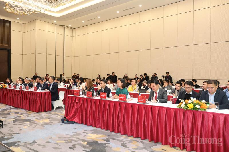 Toàn cảnh diễn đàn “Giải pháp nâng cao năng lực cạnh tranh cho sản phẩm xuất khẩu Việt Nam trong chuỗi thương mại toàn cầu”. Ảnh: Quỳnh Trang