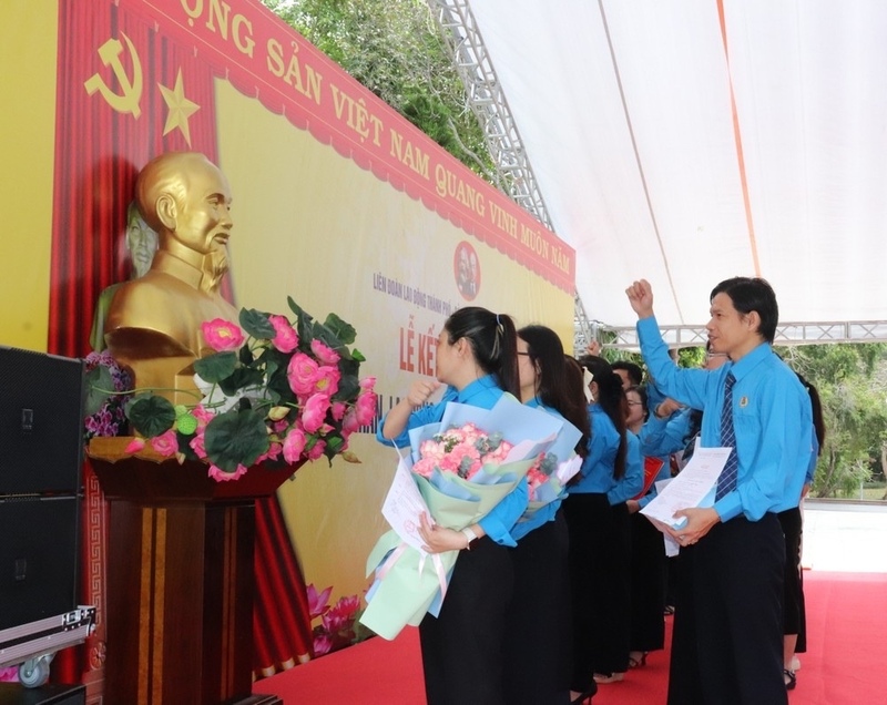 Các đảng viên viên mới tuyên thệ. Ảnh: Thái Phương.